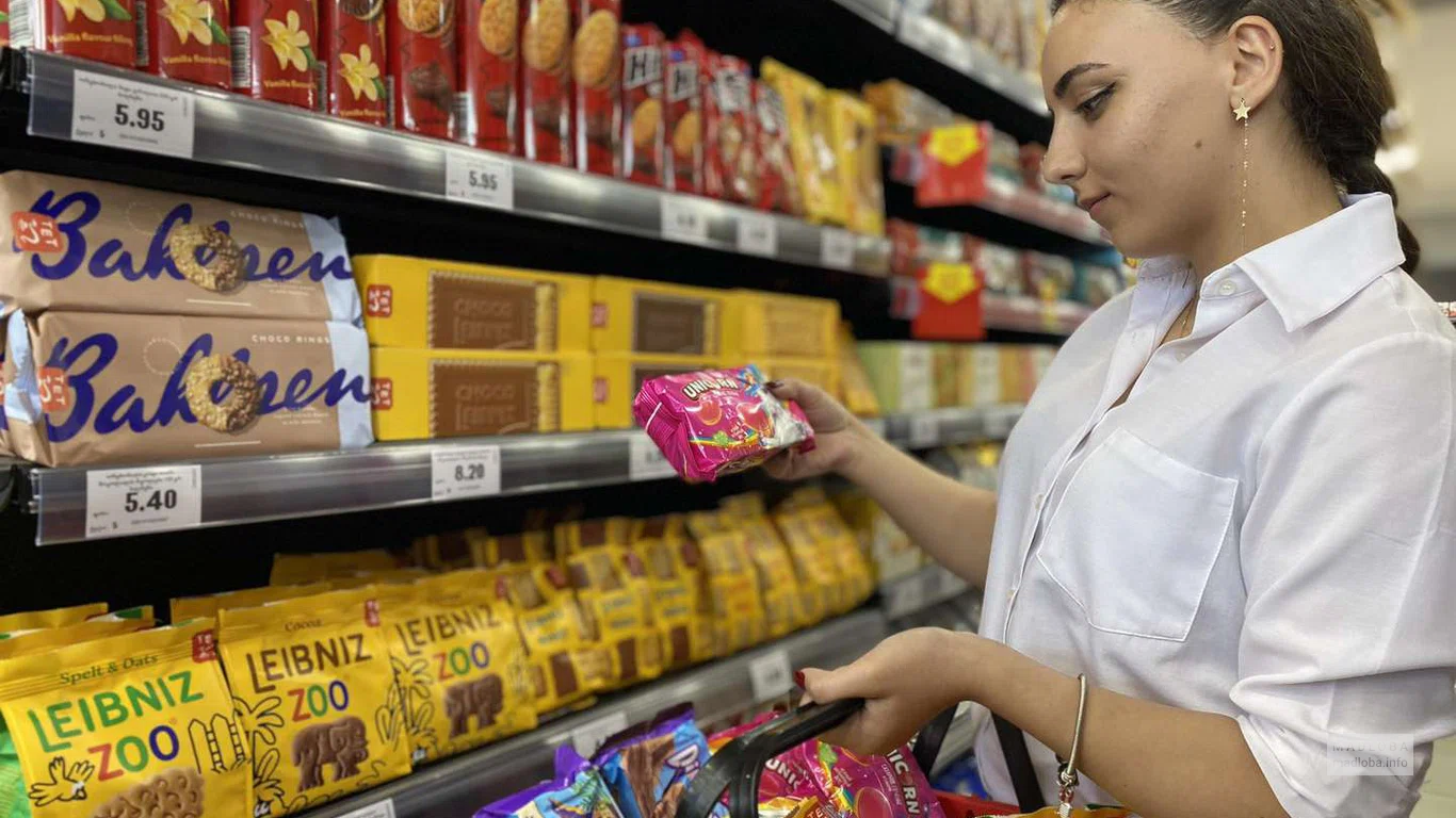 Поставщик продуктов питания "Никора" покупатель набирает корзинку