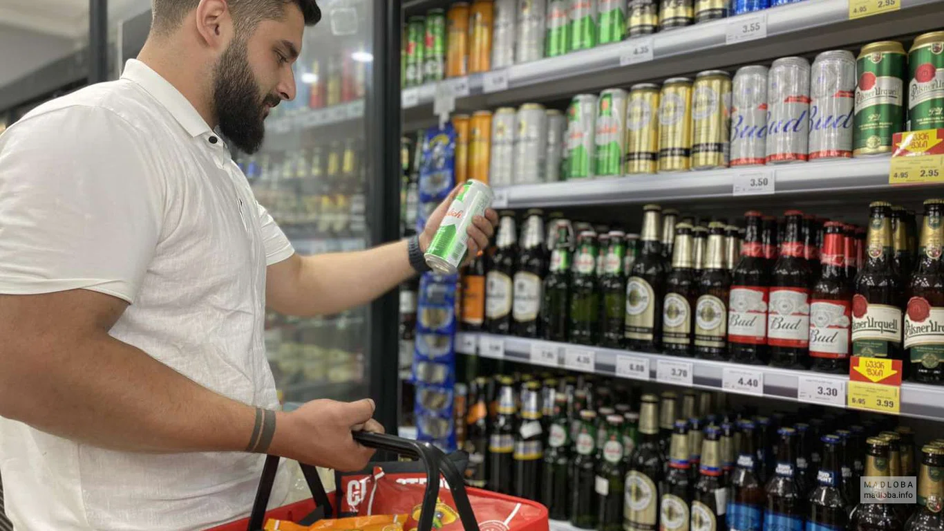 Поставщик продуктов питания "Никора" покупатель набирает корзинку