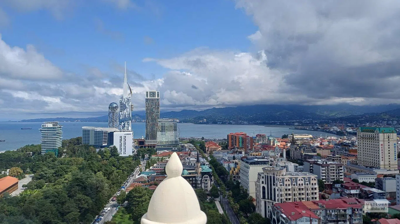 Красивый вид из ресторана 360 Sky Bar на Батуми