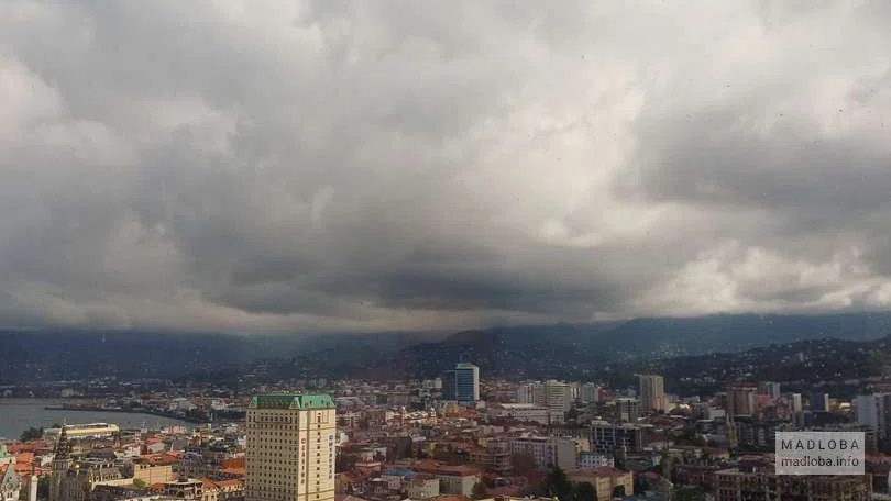 Вид из ресторана 360 Sky Bar на город Батуми