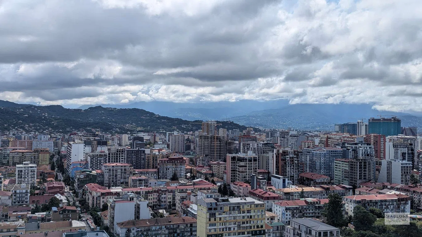 Вид из ресторана 360 Sky Bar на город Батуми
