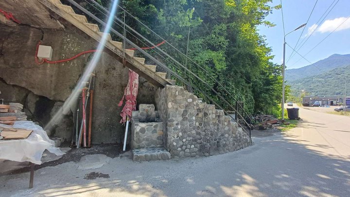 Источник с питьевой водой у нижнего ресторана