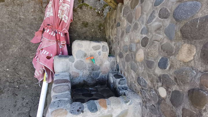 Источник с питьевой водой у нижнего ресторана