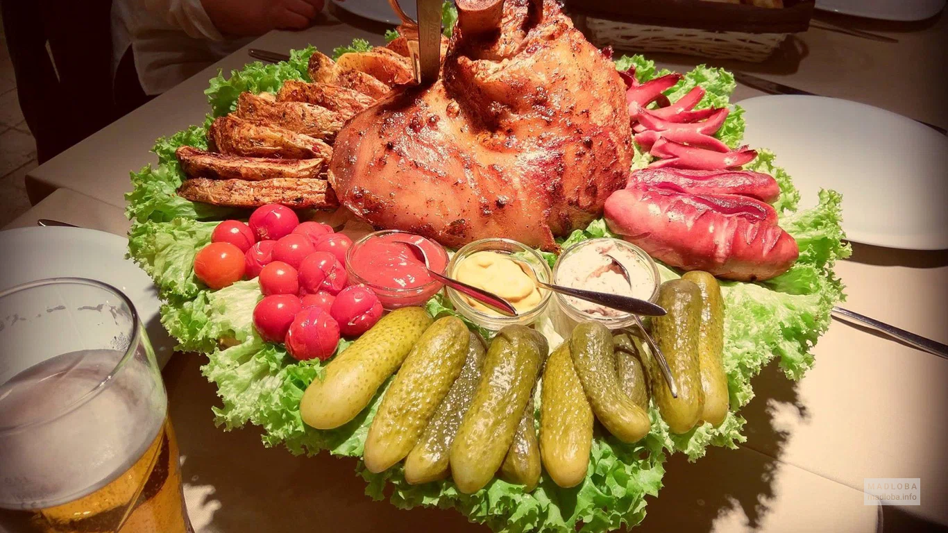Рулька с маринованными овощами в ресторане Гауди