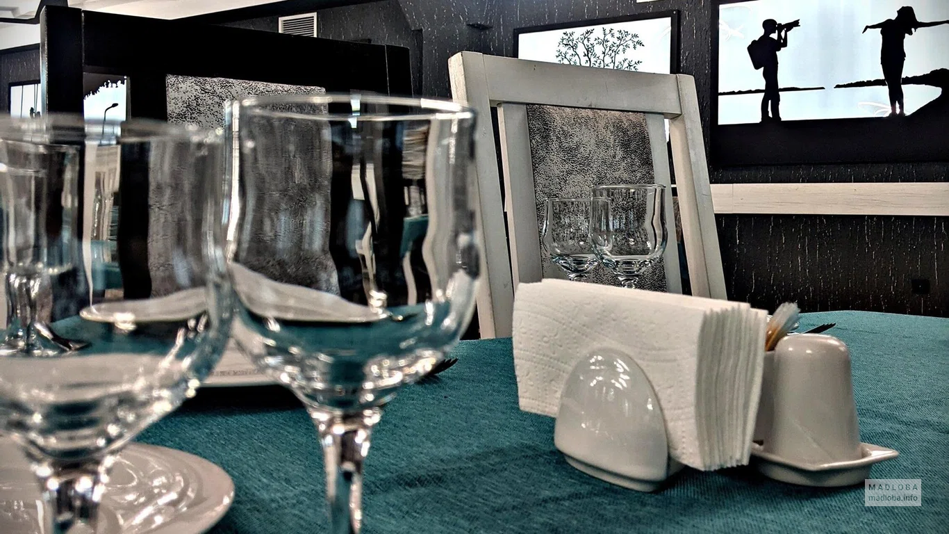 Бокалы на столе Restaurant Khinklis Gemo +