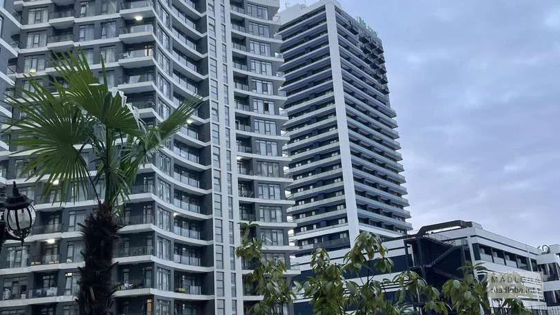Дорога к Бассейну на открытом воздухе "White Sails Residential Hotel" в Батуми