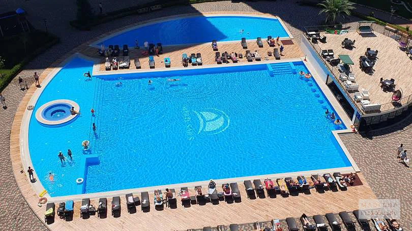 Бассейн на открытом воздухе "White Sails Residential Hotel" в Батуми