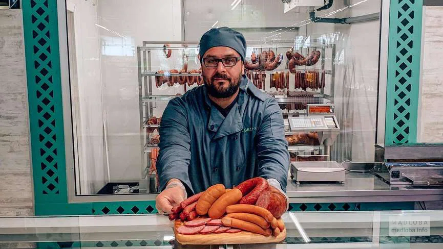 Продавец с колбасами в магазине  "Агрохаб"