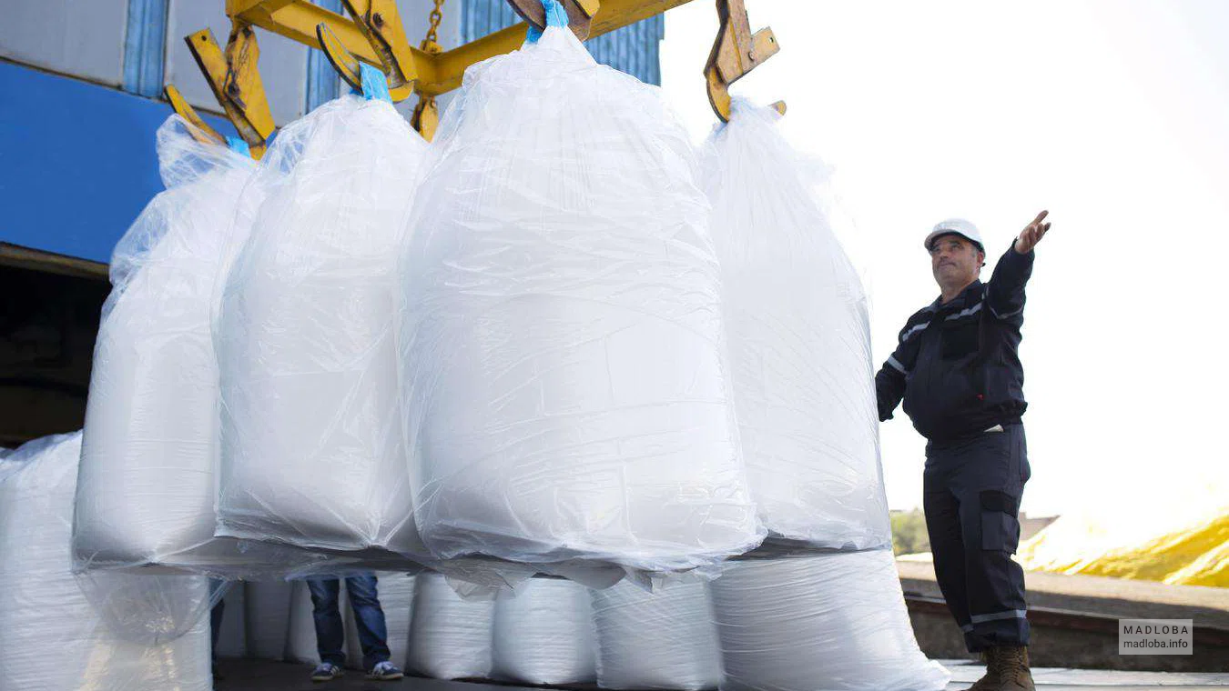 Поставщик химикатов и азотных удобрений "Rustavi Azot" мешки с продукцией