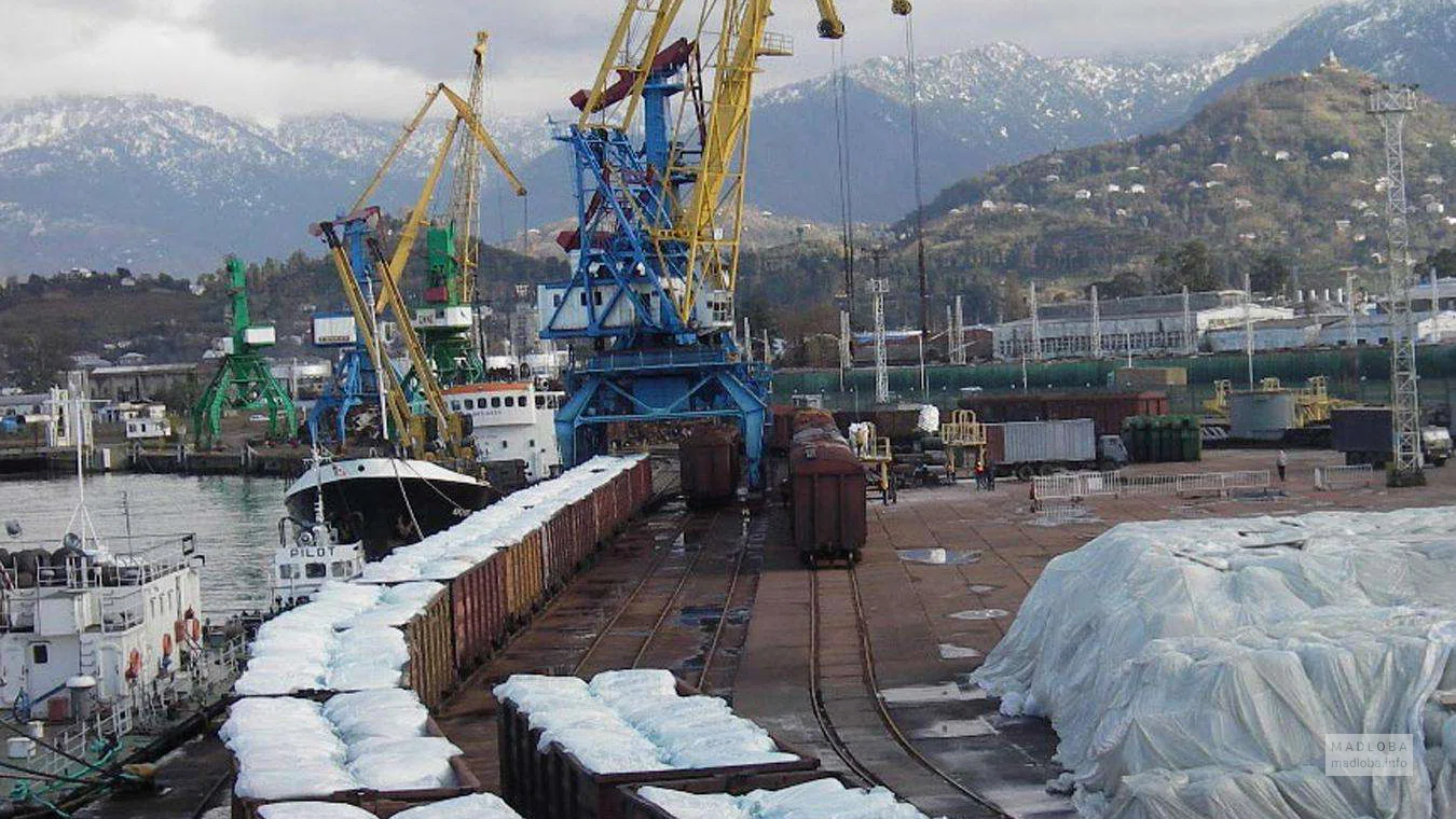 Поставщик химикатов и азотных удобрений "Rustavi Azot" вагоны с продукцией