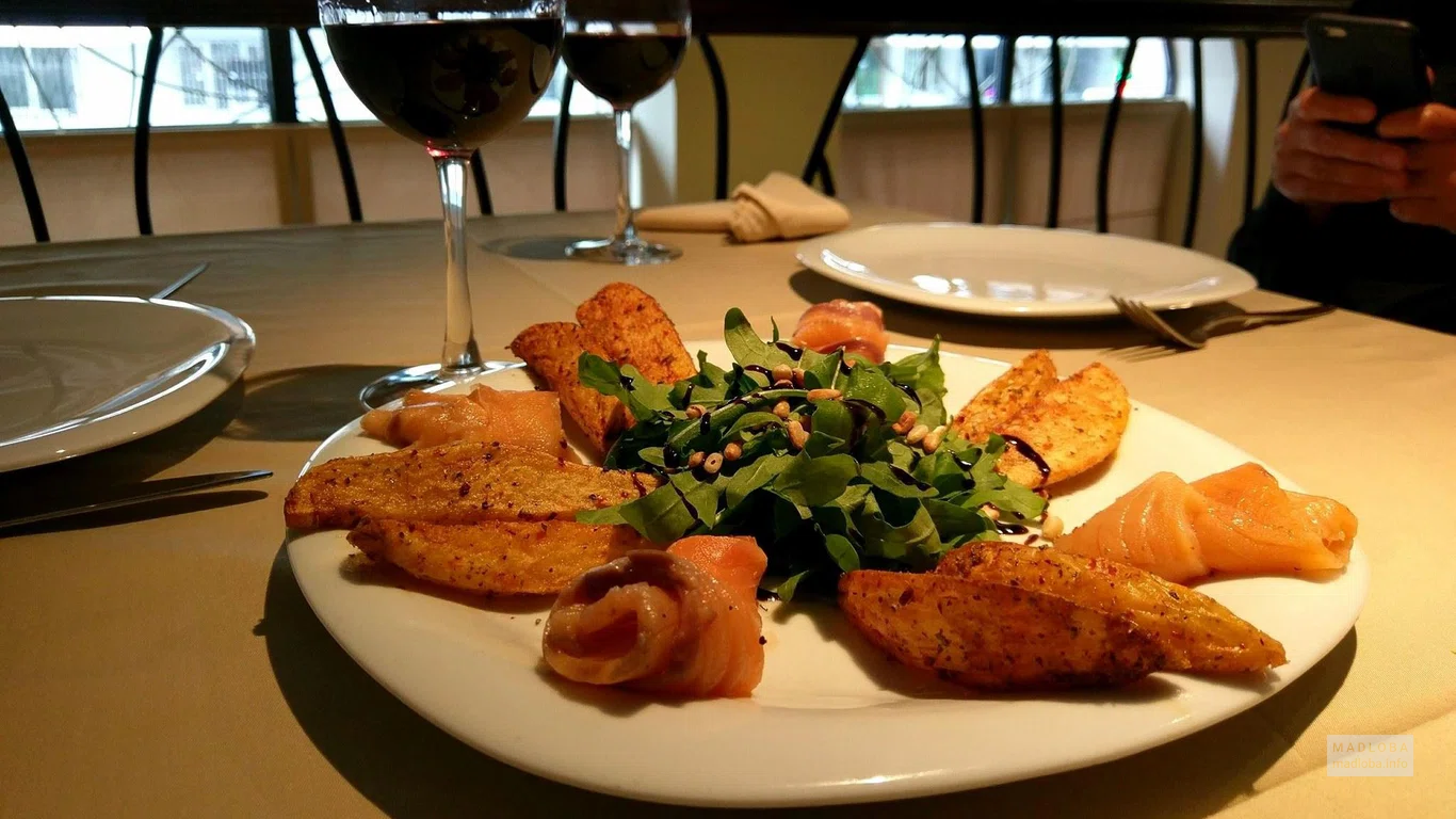 Запеченный картофель с семгой в Restaurant Gaudi