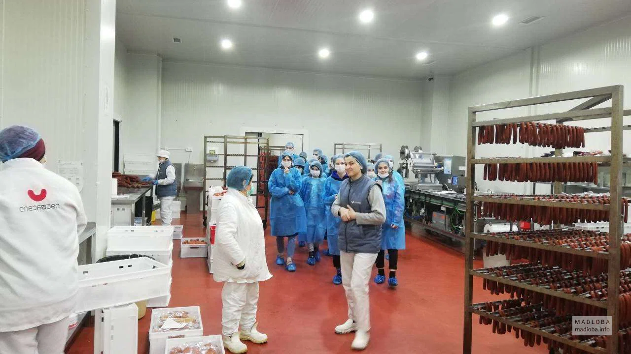 Сотрудники на складе с мясной продукцией  "Lider Food"