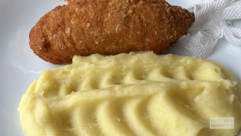 Картофельное пюре и котлета по-киевски в меню