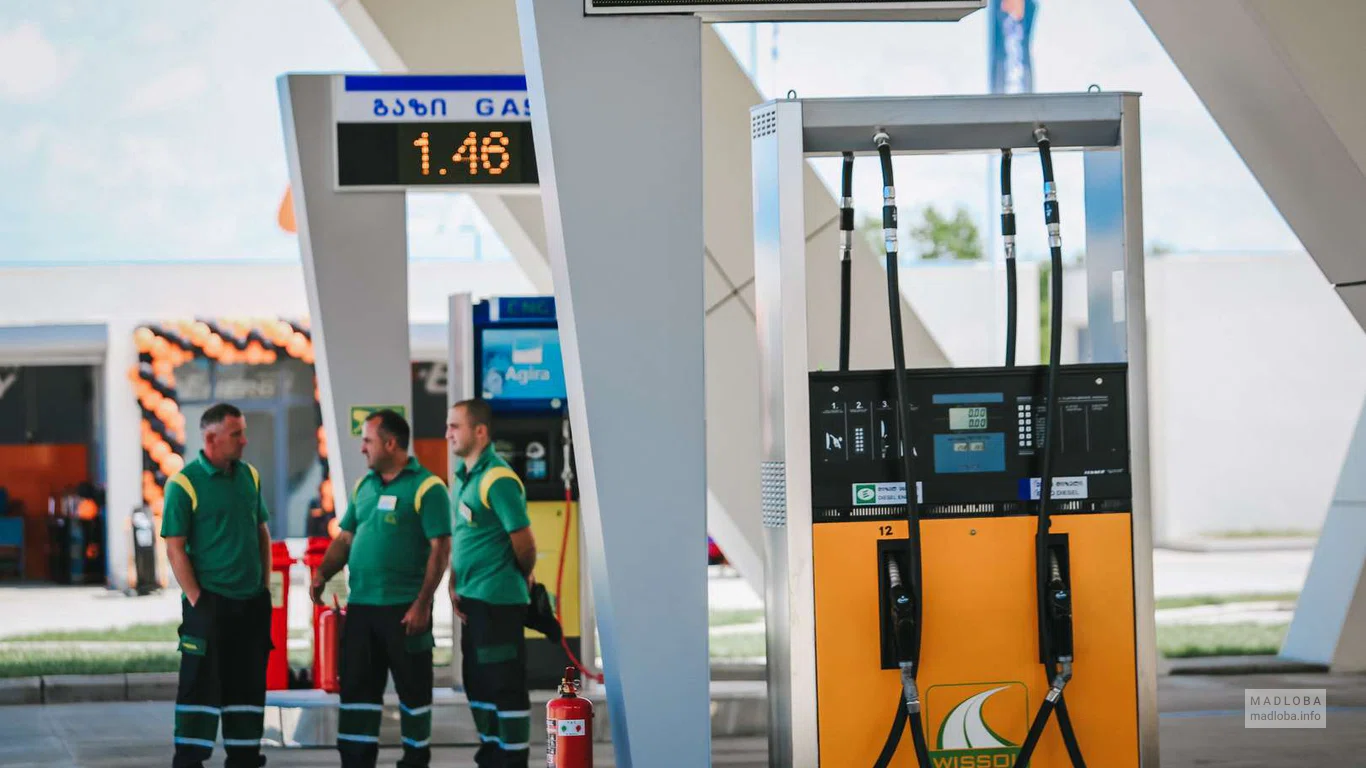 Заправка "Wissol Petroleum Georgia" рабочие
