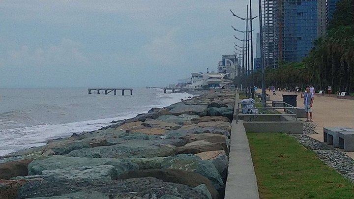 Destroyed pier (New Boulevard)