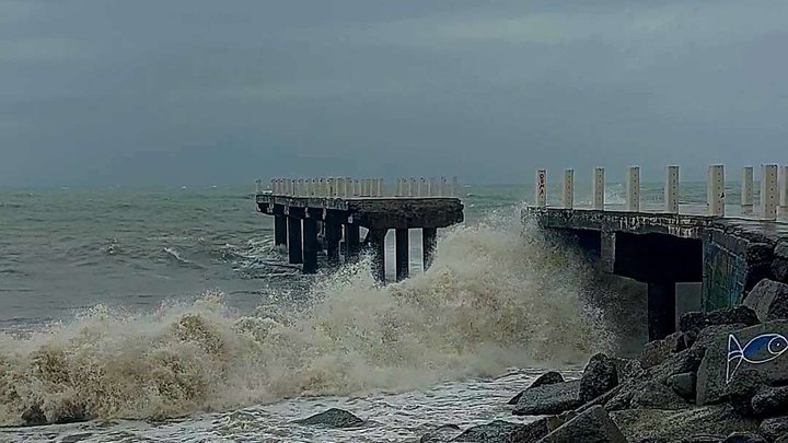 Destroyed pier (New Boulevard)