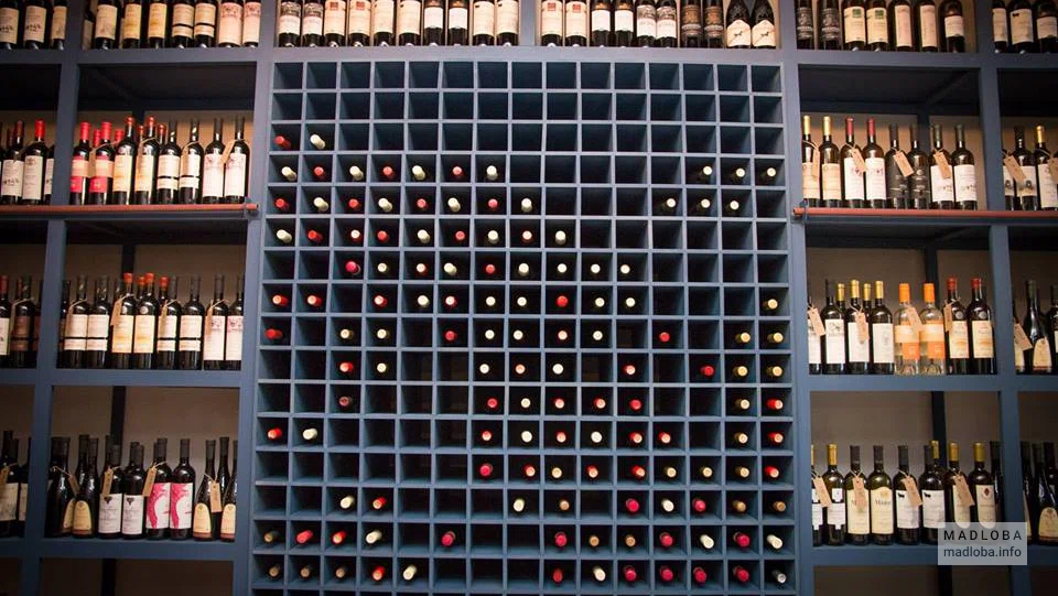 Ассортимент вина в баре 8000 Vintages