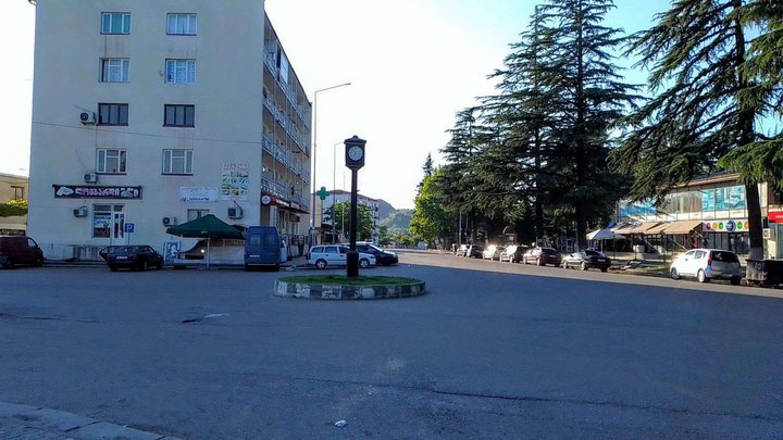 მოედანი საათით