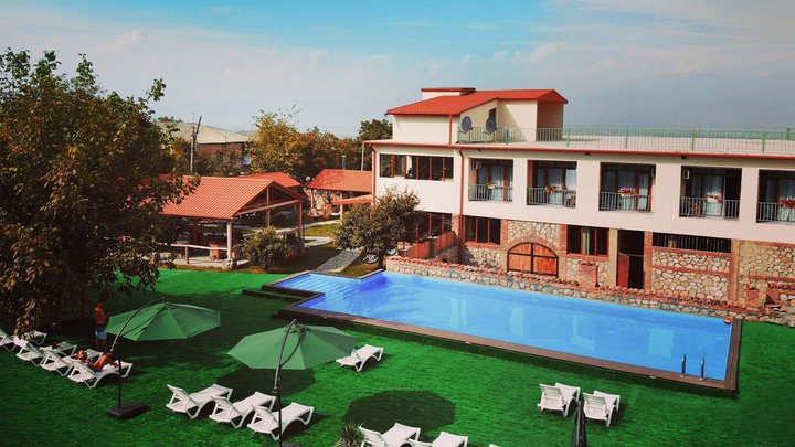Hotel & Wine Cellar ARGE in Ruispiri