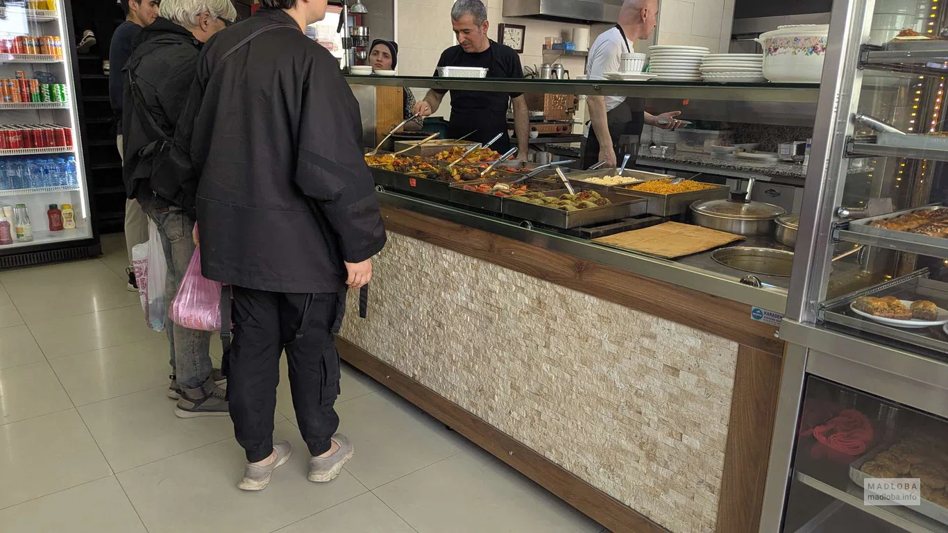 очередь за вкусными блюдами в ресторане ARHAVI в Батуми