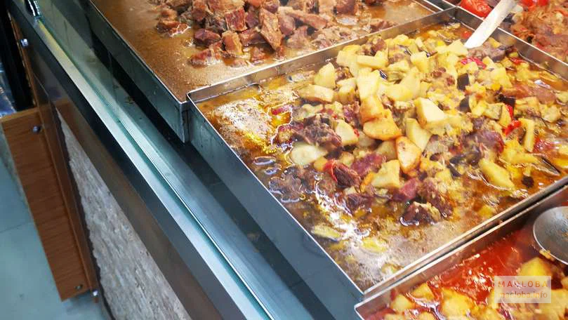 Выбор блюд в ресторане ARHAVI RESTOURANT