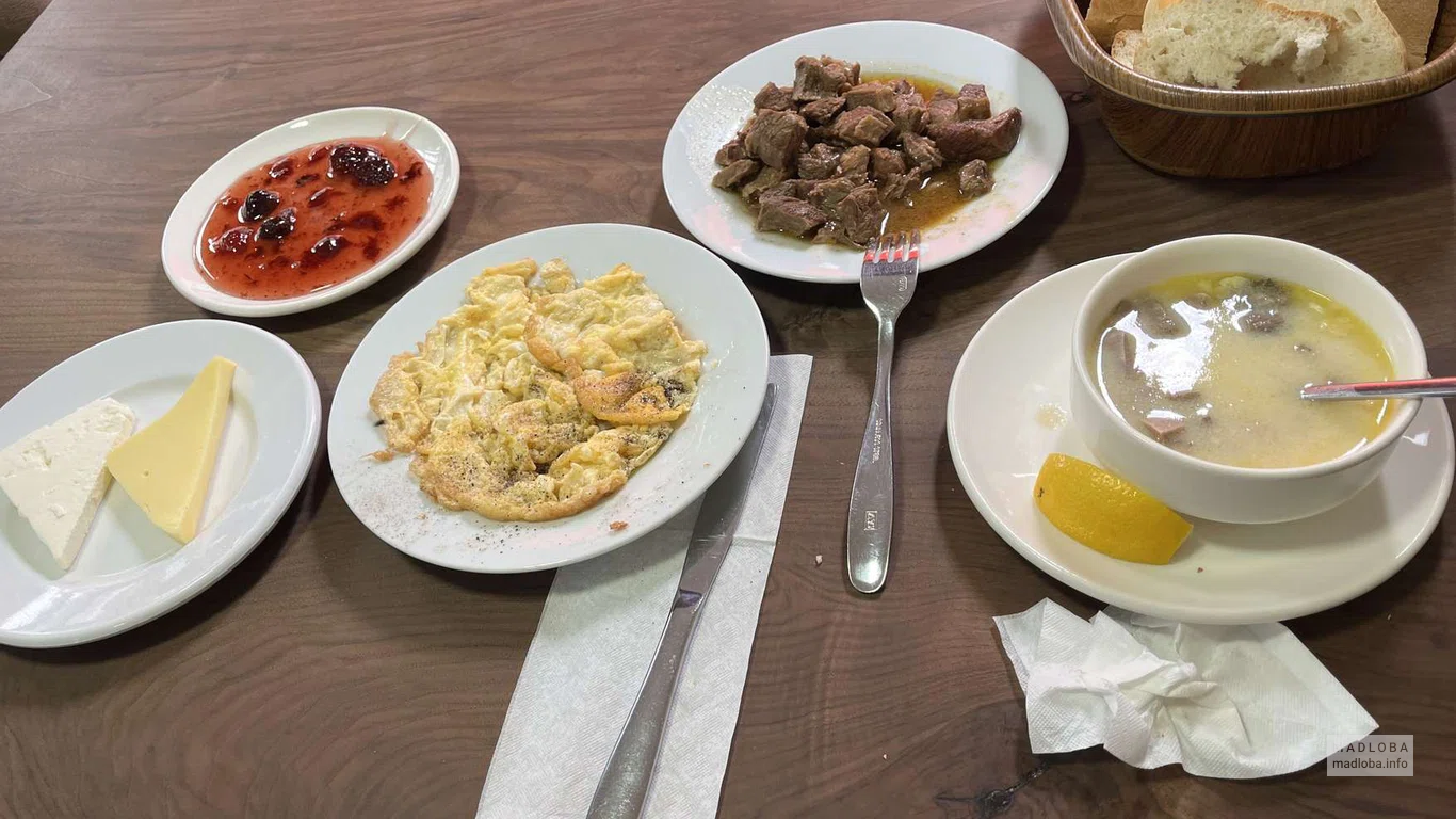 Подача блюд  в ресторане ARHAVI RESTOURANT
