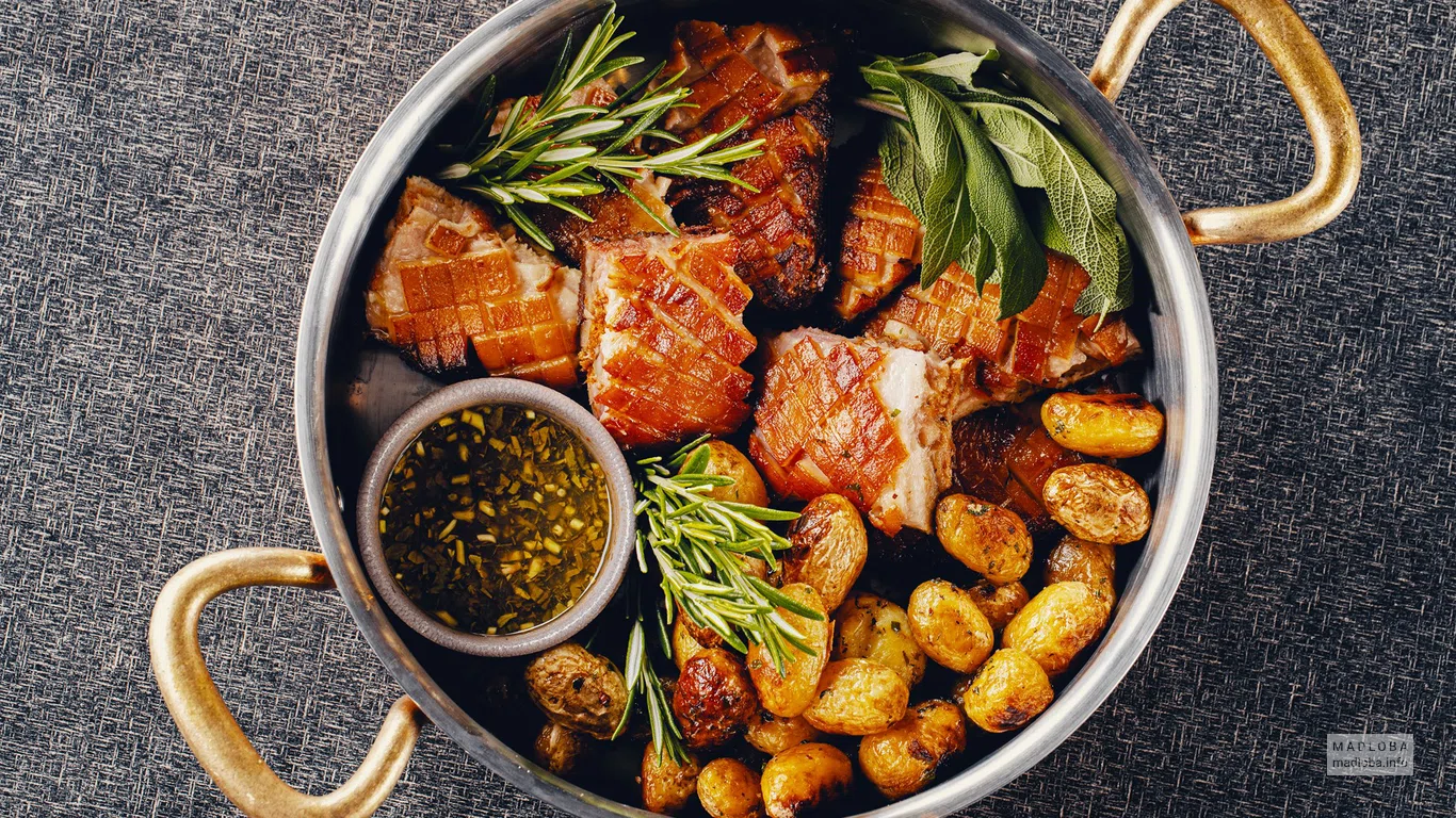 Мясо с картофелем в ресторане ATI