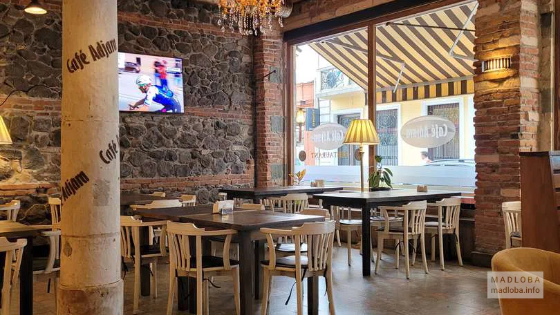 Зал в Cafe Adjara