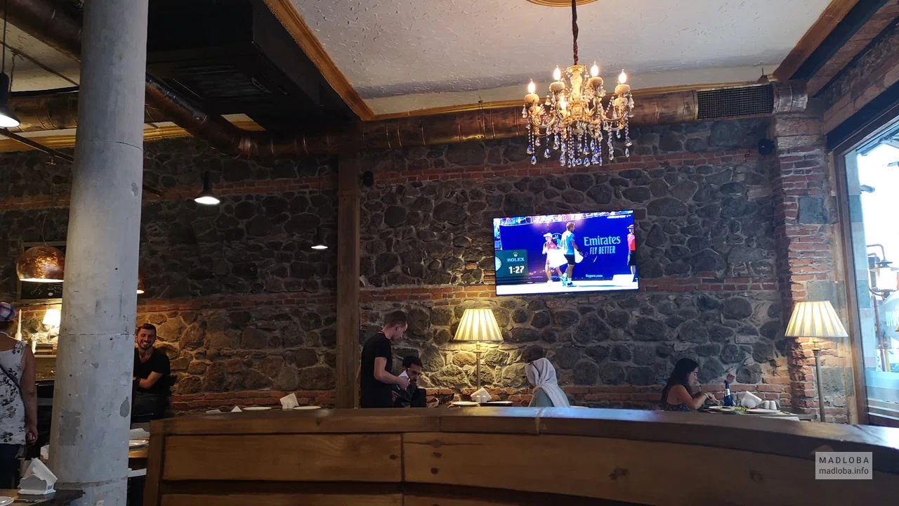 Столики с гостями Cafe Adjara