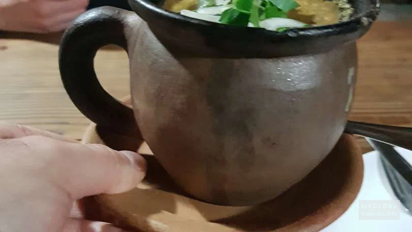 Подача мяса в горшочке