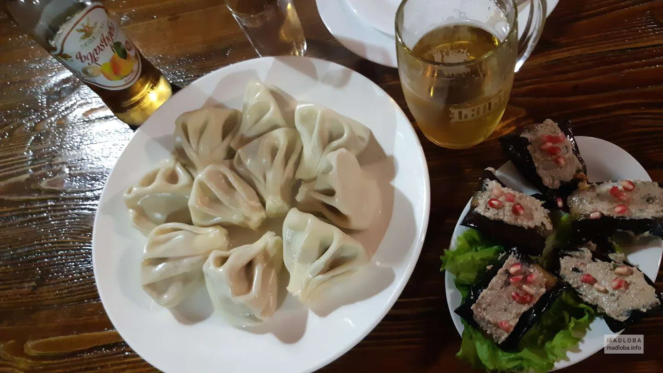 Хинкали и овощная закуска
