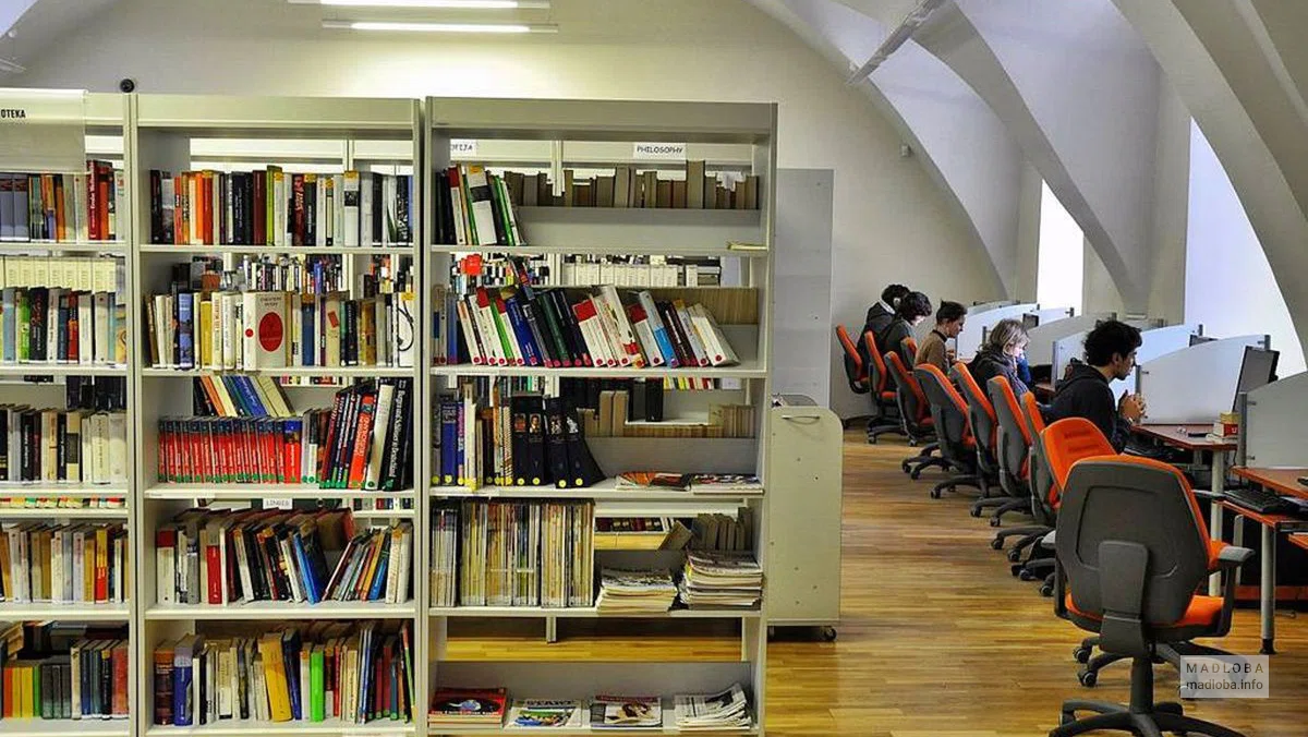 Полки с книгами в библиотеке Агентства