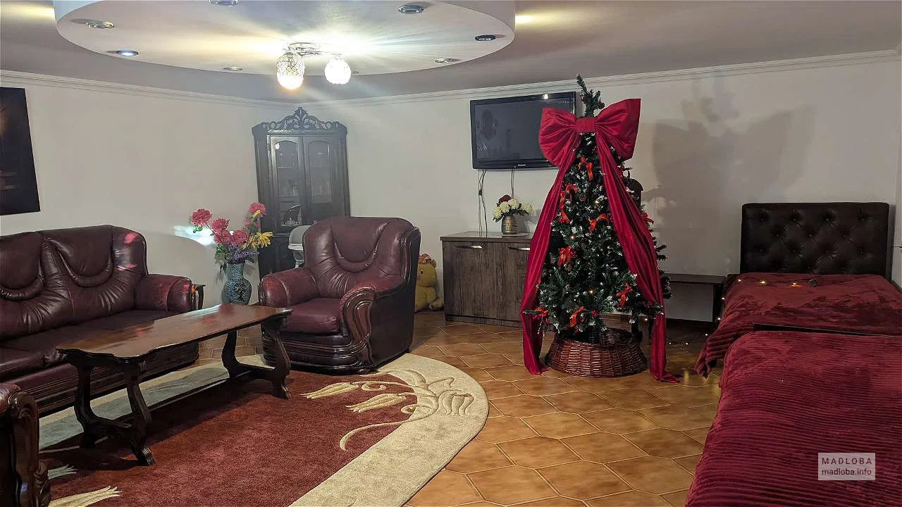 комната для отдыха с телевизором и мягкой мебелью в Ala's Old District