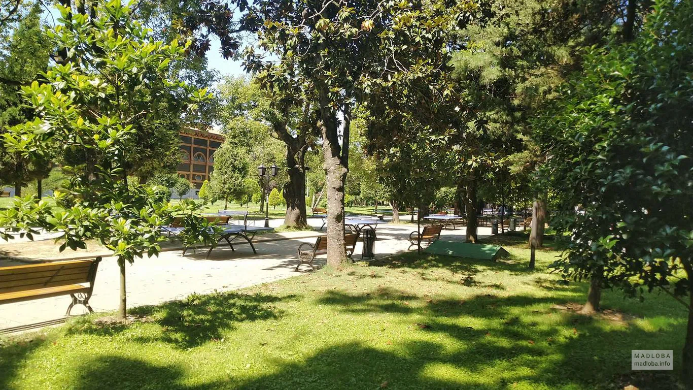 Аллея с бильярдными и теннисными столами
