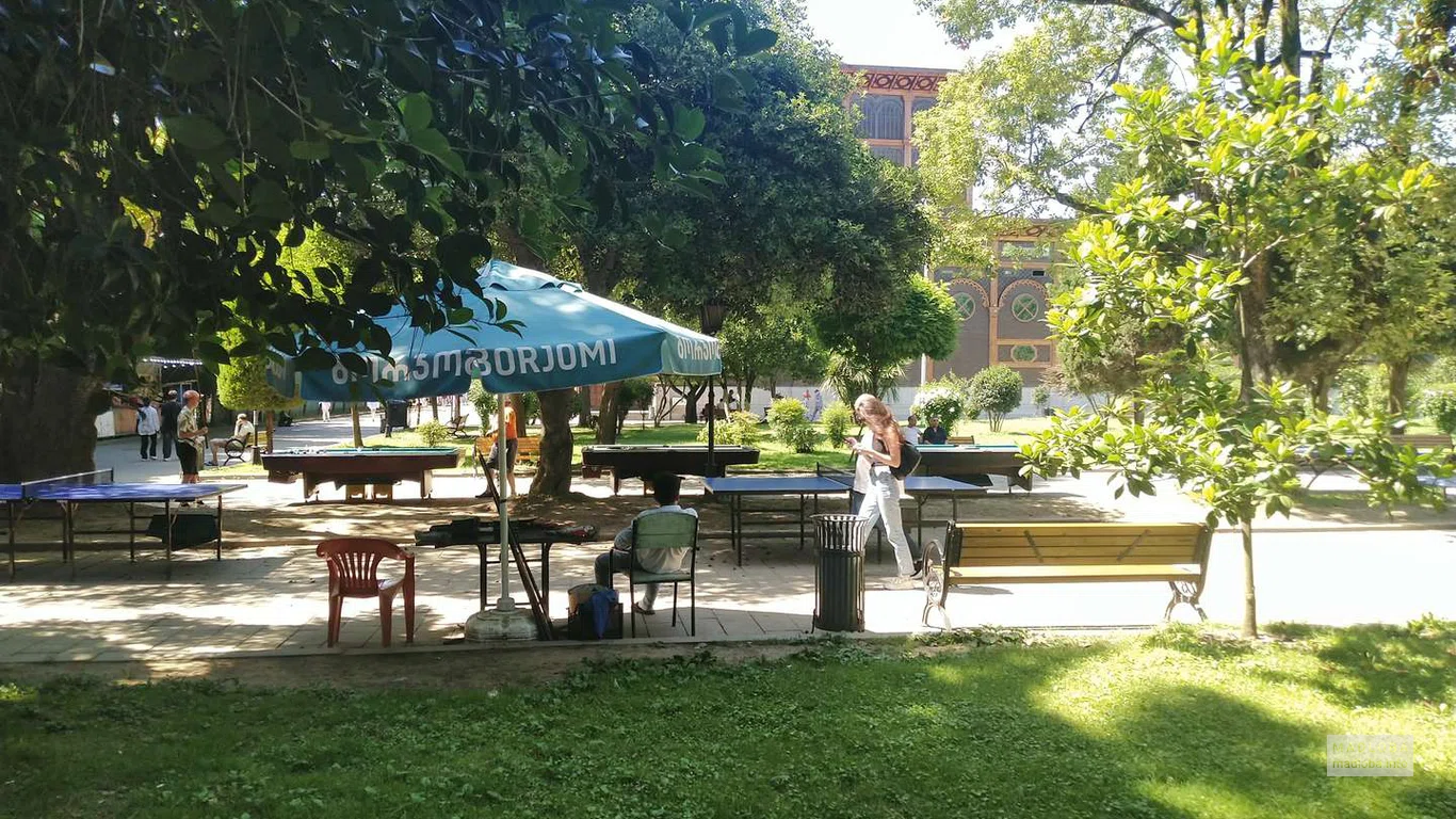 Аллея с бильярдными и теннисными столами