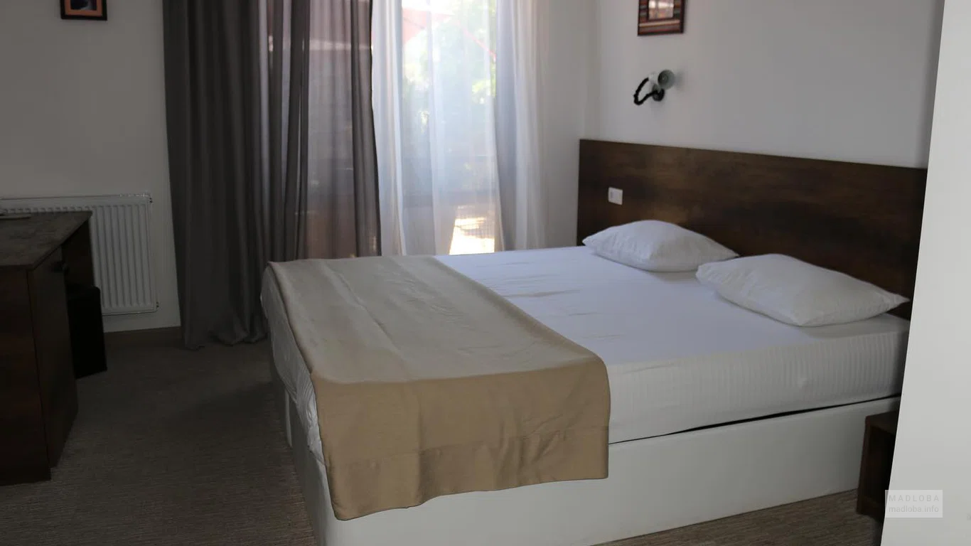 Кровать в номере Alliance Hotel