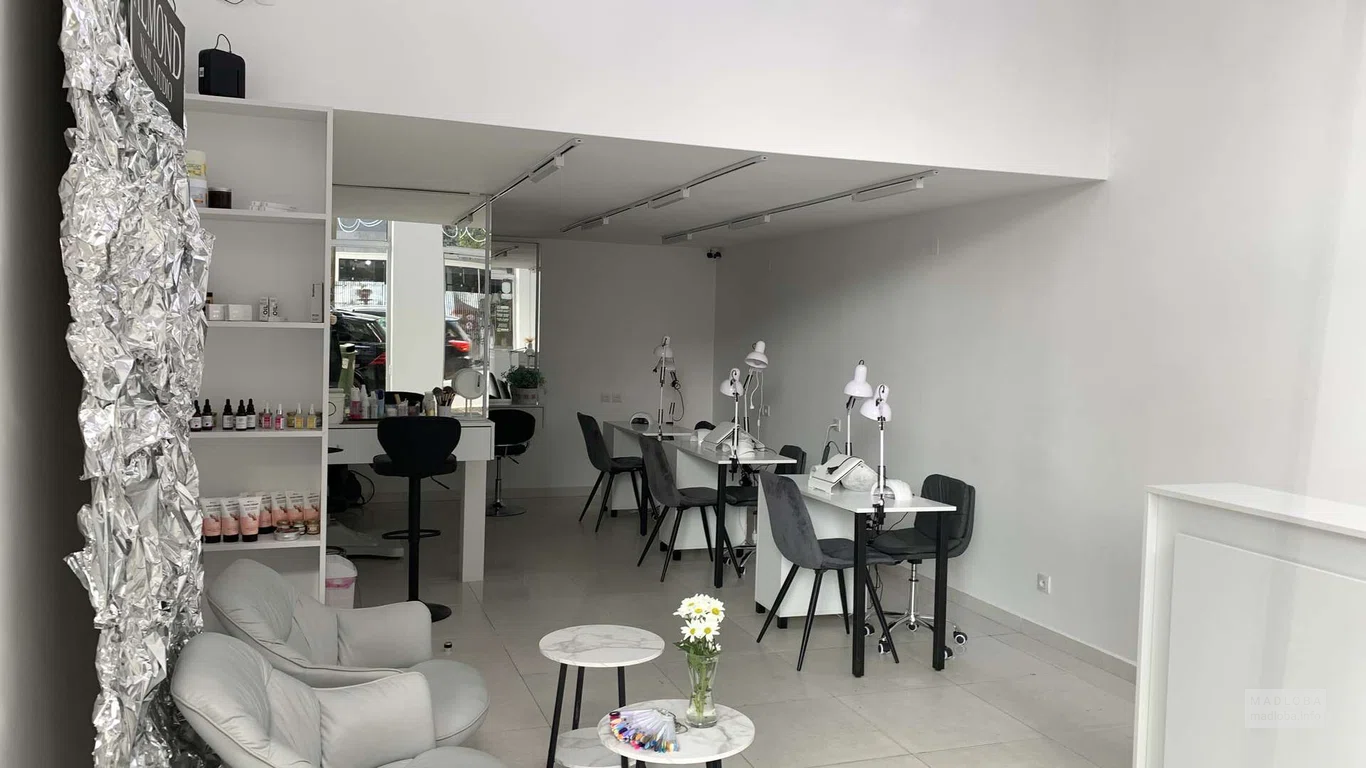 Салон маникюра  Almond Nail Studio