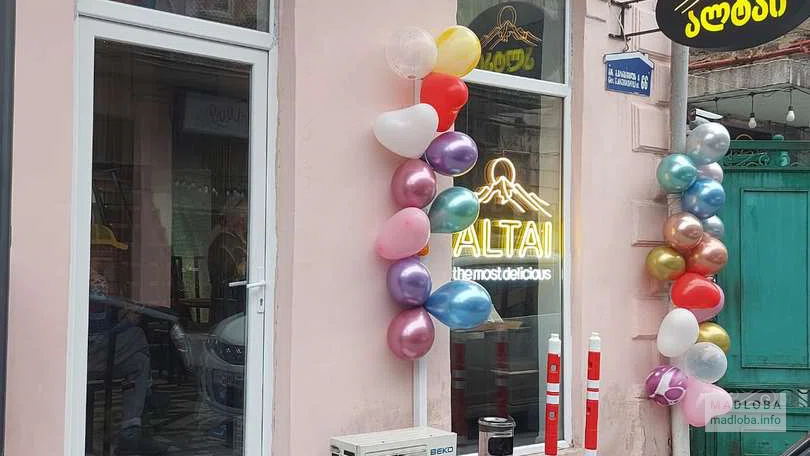 Вход в ресторан Алтай