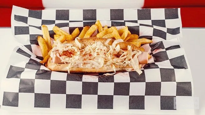 Хот-дог и картофель фри в American Diner