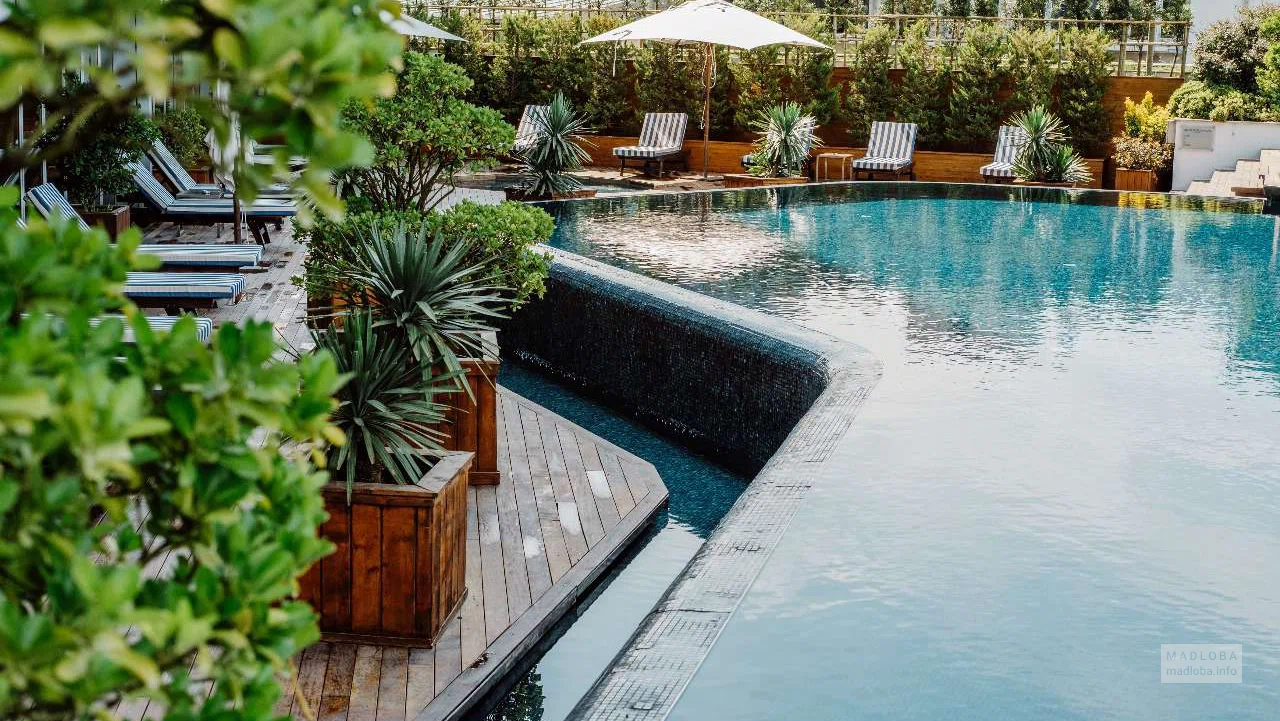 Массажный салон "Anne Semonin Spa Batumi" бассейн