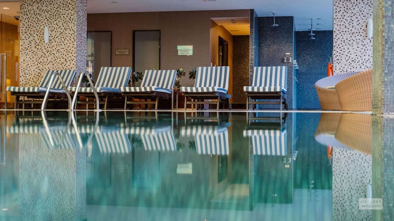 Бассейн в спа-салоне "Anne Semonin Spa Batumi (Radisson Blu Hotel)"