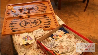 Нарды, домино, карточные игры в кафе Нами