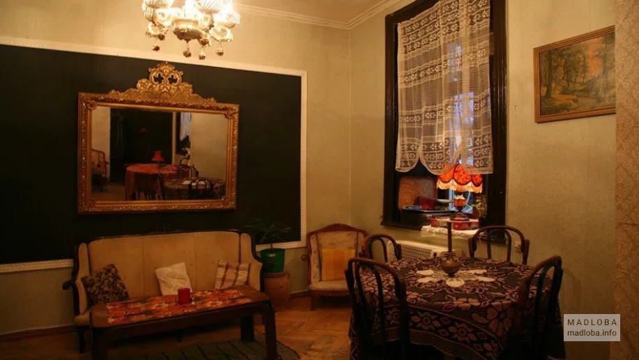 Старинная мебель в Антикварном Кафе Нами
