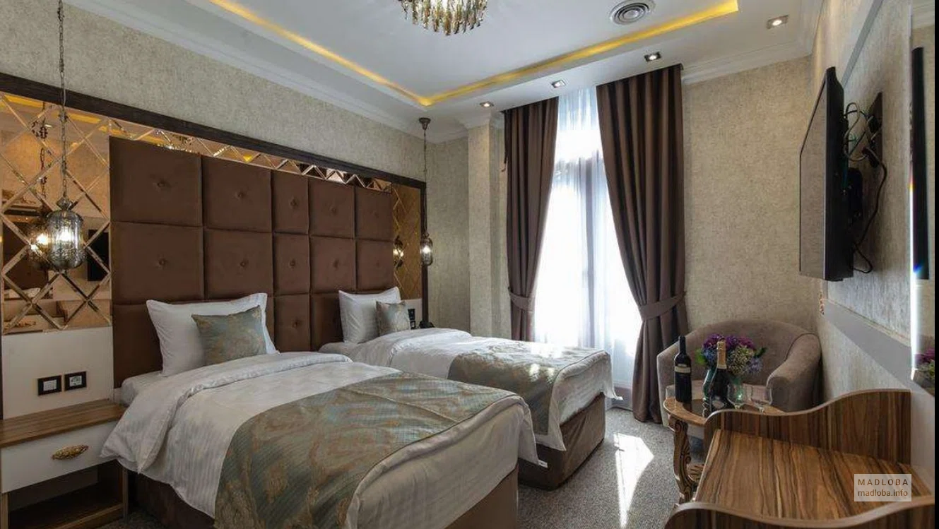 Кровать в номере Aqua Liberty Hotel