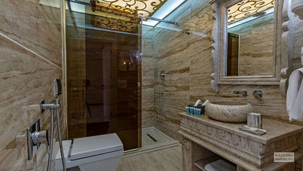 Санузел в номере Aqua Liberty Hotel