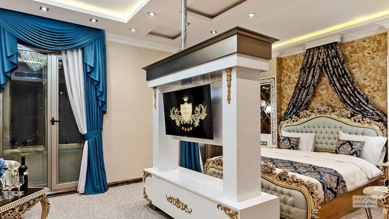 Интерьер спальни в номере Aqua Liberty Hotel