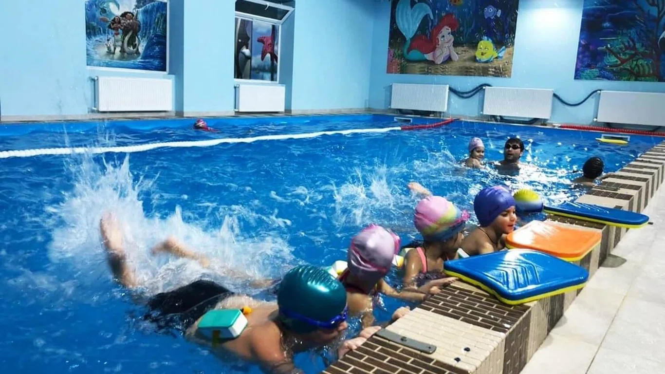 Занятие с детьми в бассейне Aqua Rooms