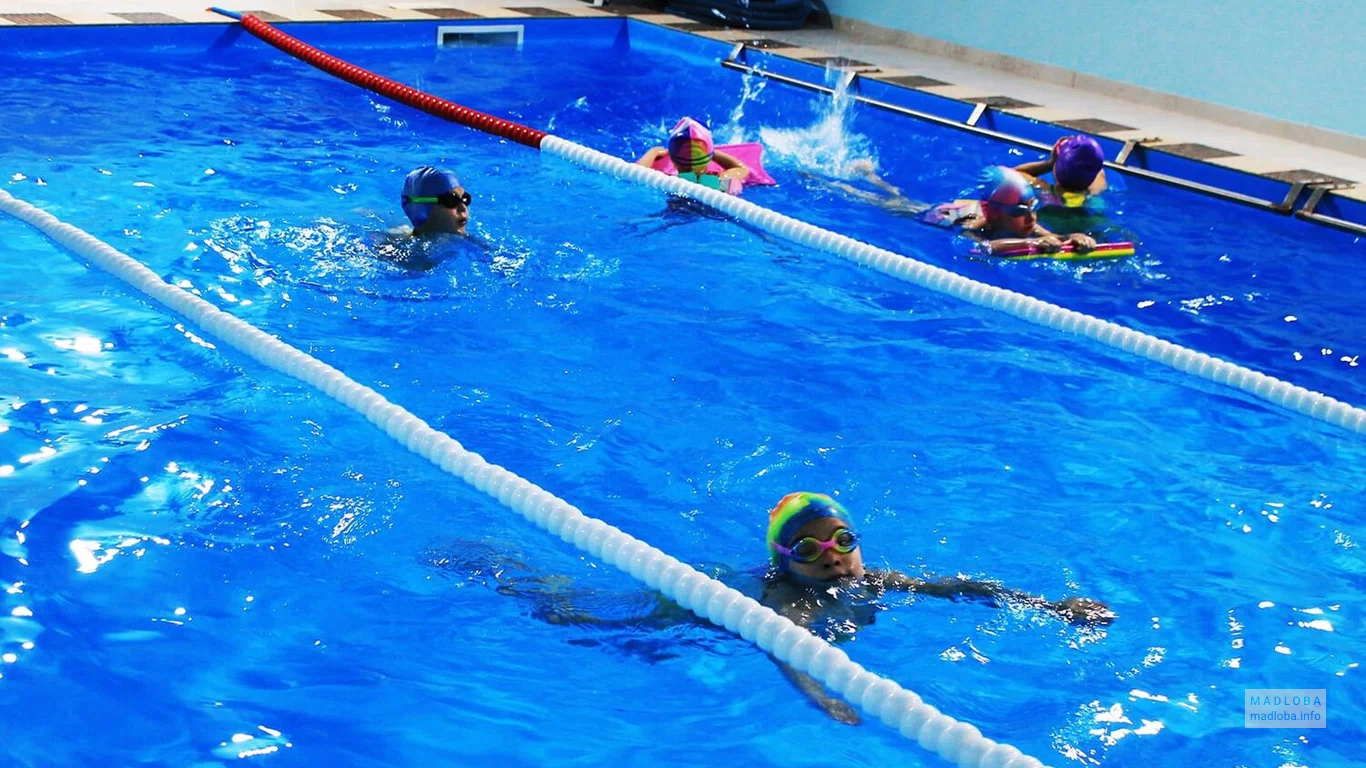 Плавание в бассейне Aqua Rooms