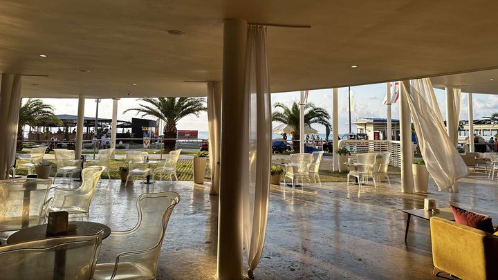 Aromi Italiani on the seaside promenade