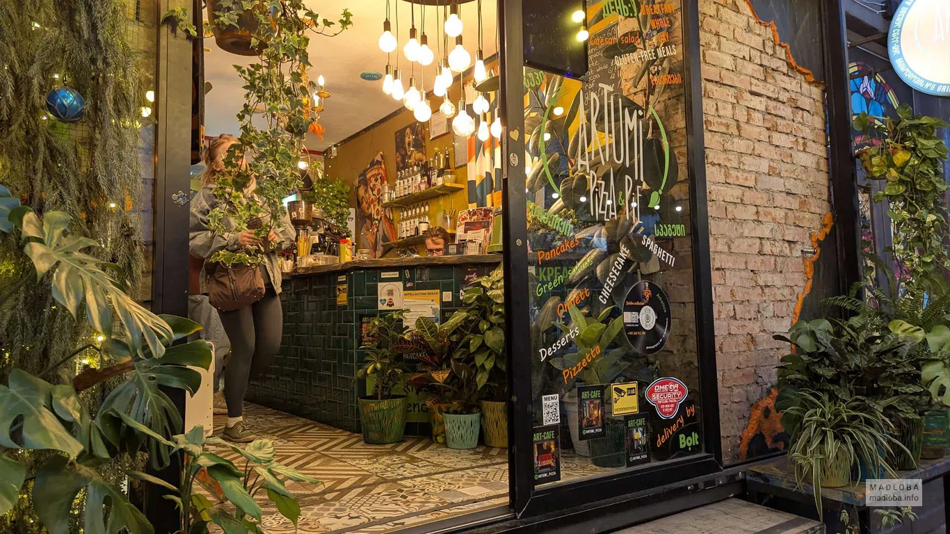 вход в кафе Artumi Pizza в Батуми